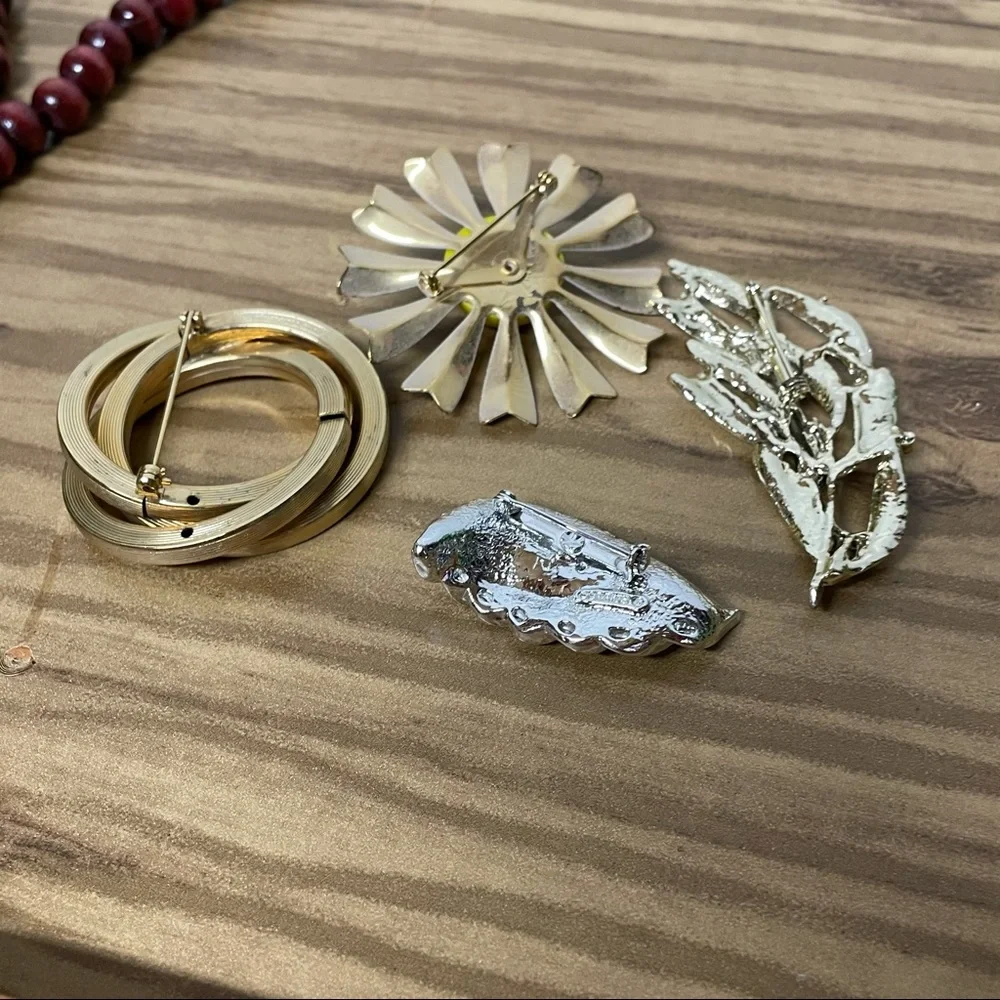 Vintage Broaches set of four pieces